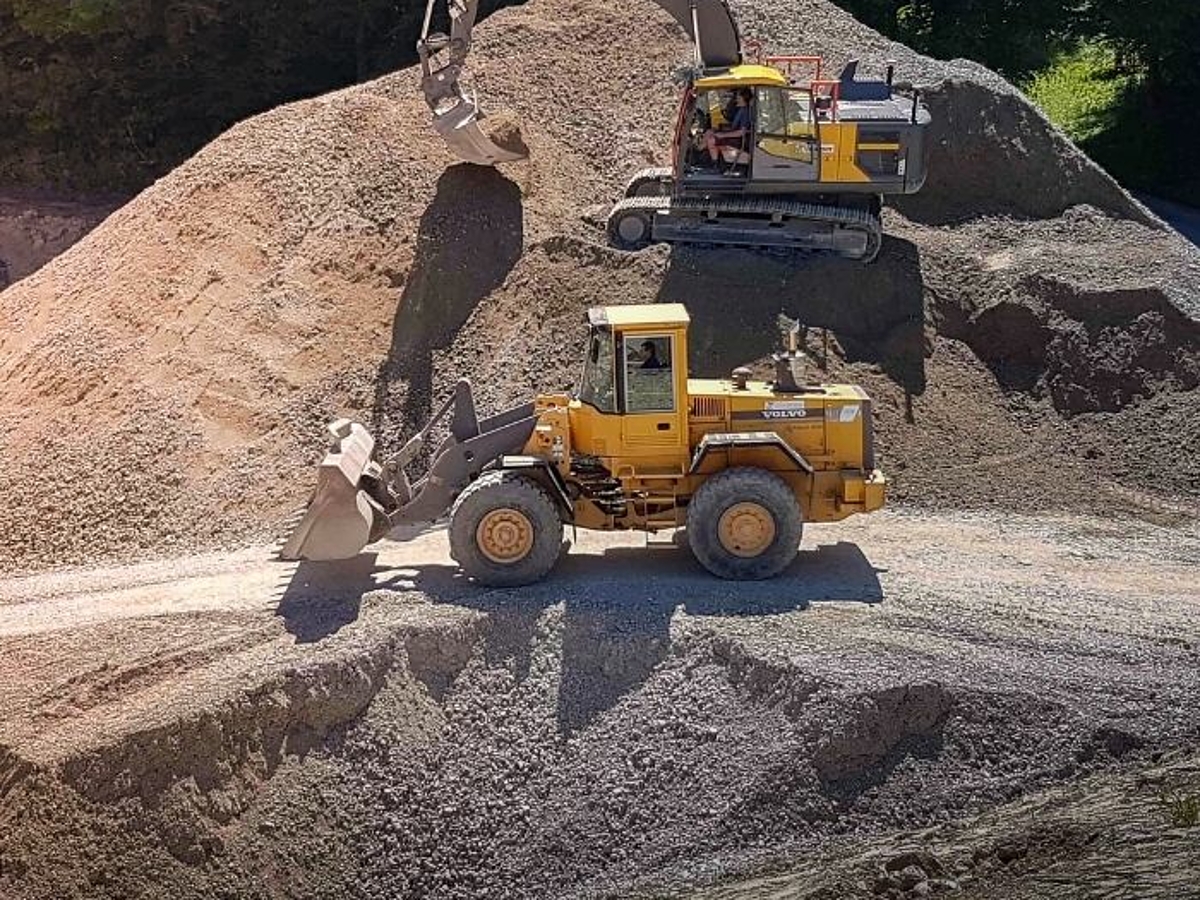 Bagger bei Erd- und Bauarbeiten